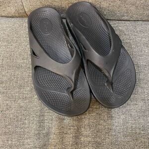 OOFOS OORIGONAL Black Flips FloyDs Sandals Women’s Size 10